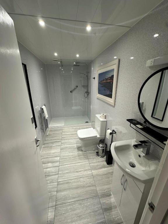 Oyo West Rocks Townhouse Hotel Eastbourne Exterior foto