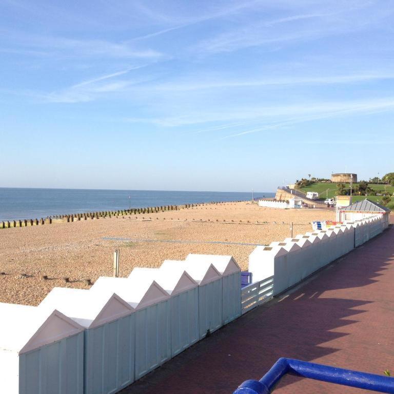 Oyo West Rocks Townhouse Hotel Eastbourne Exterior foto