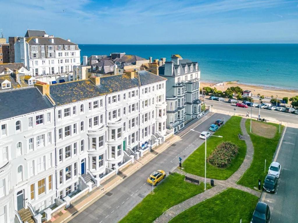 Oyo West Rocks Townhouse Hotel Eastbourne Exterior foto